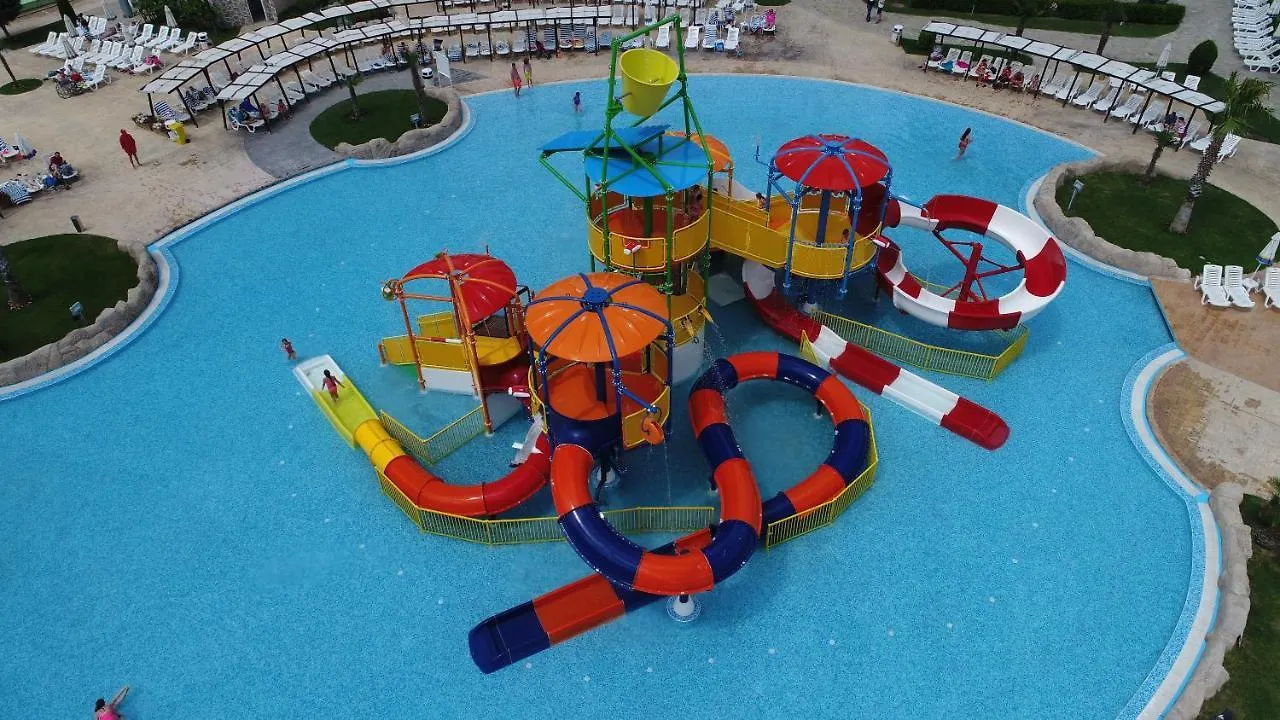 Aqua Nevis Hotel & Aqua Park サニービーチ 4*,