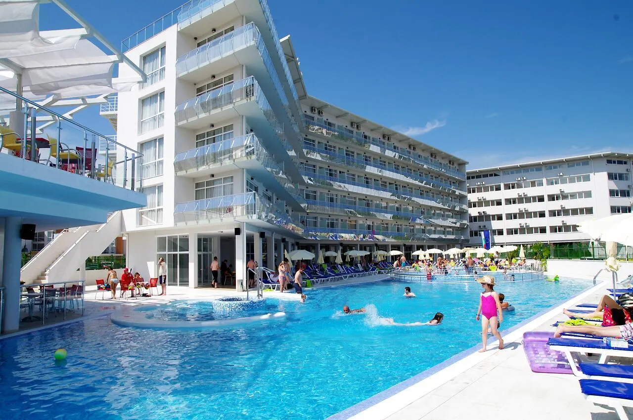 Aqua Nevis Hotel & Aqua Park サニービーチ 4*,