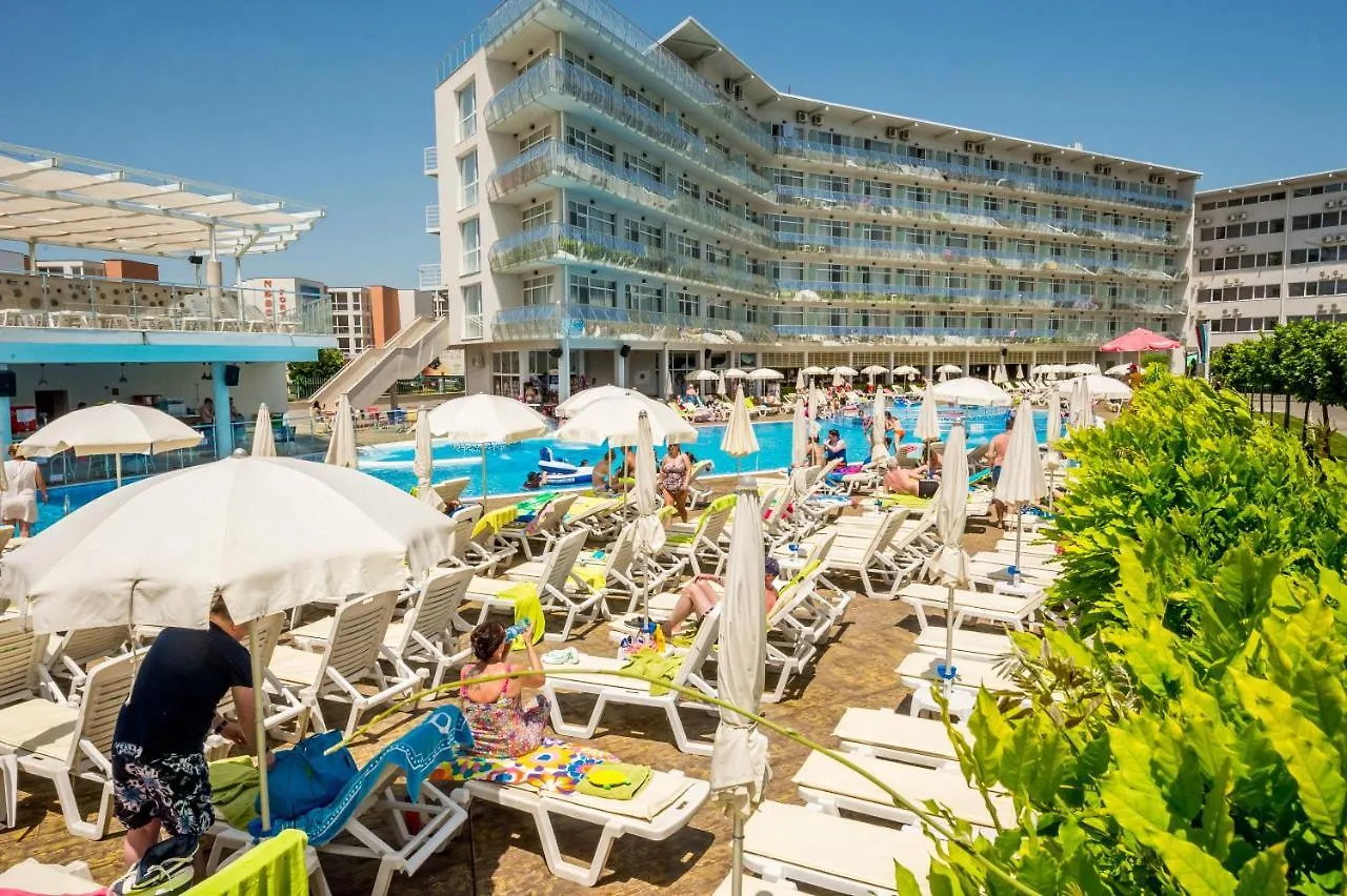 Aqua Nevis Hotel & Aqua Park サニービーチ 4*,